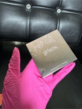 Girlactik Luminous Face Powder - Medium